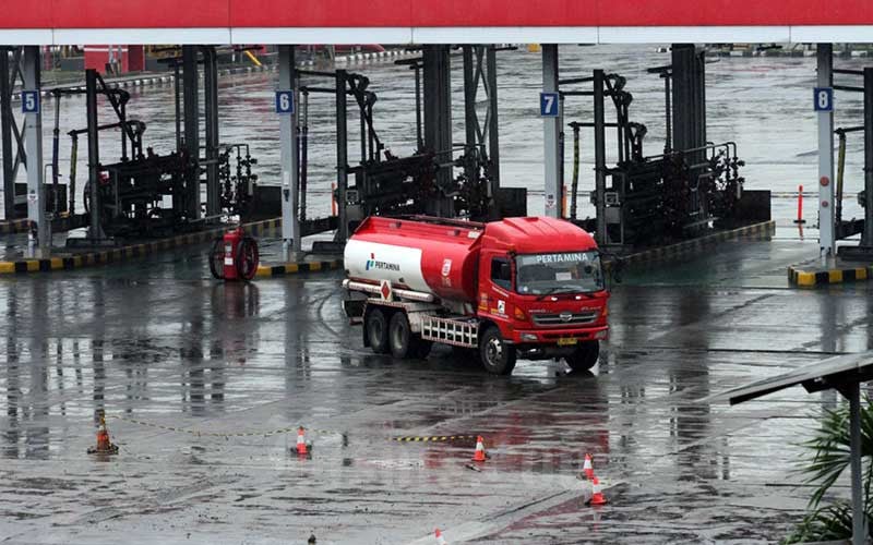 Aktivitas pengisian truk tangki untuk distribusi bahan bakar minyak (BBM) di Depo BBM Pertamina di Plumpang, Jakarta, Senin (4/5/2020). Bisnis/Dedi Gunawan