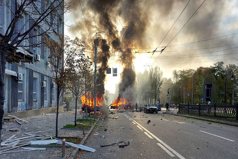 Beberapa kendaraan terbakar setelah Rusia meluncurkan rudal ke Ibu Kota Kyiv, Ukraina pada Senin (10/10/2022). Serangan ini meningkatkan esklasi perang Rusia vs Ukraina/The Moscow Times