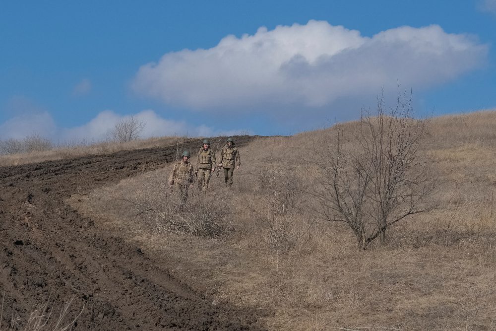 Tentara Ukraina berjalan di tengah serangan pasukan Rusia di dekat garis depan Kota Bakhmut, wilayah Donetsk, Ukraina 3 Maret 2023. REUTERS/Alex Babenko/Reuters
