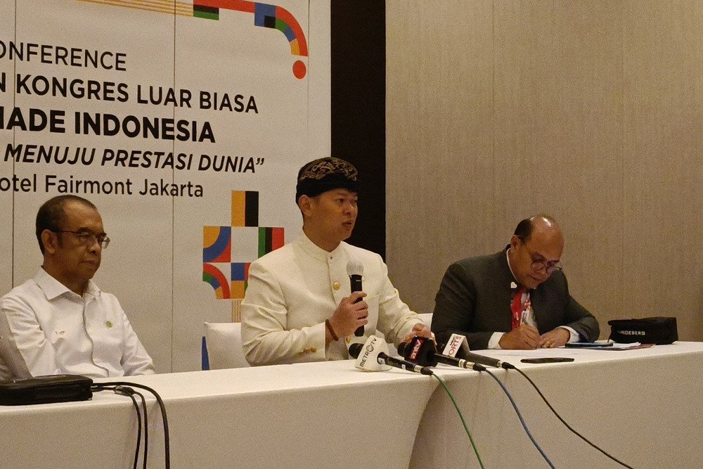 Presiden NOC Raja Sapta Oktohari memberi predikat Bapak Olahraga Indonesia kepada Presiden Joko Widodo/NOC/KOI.