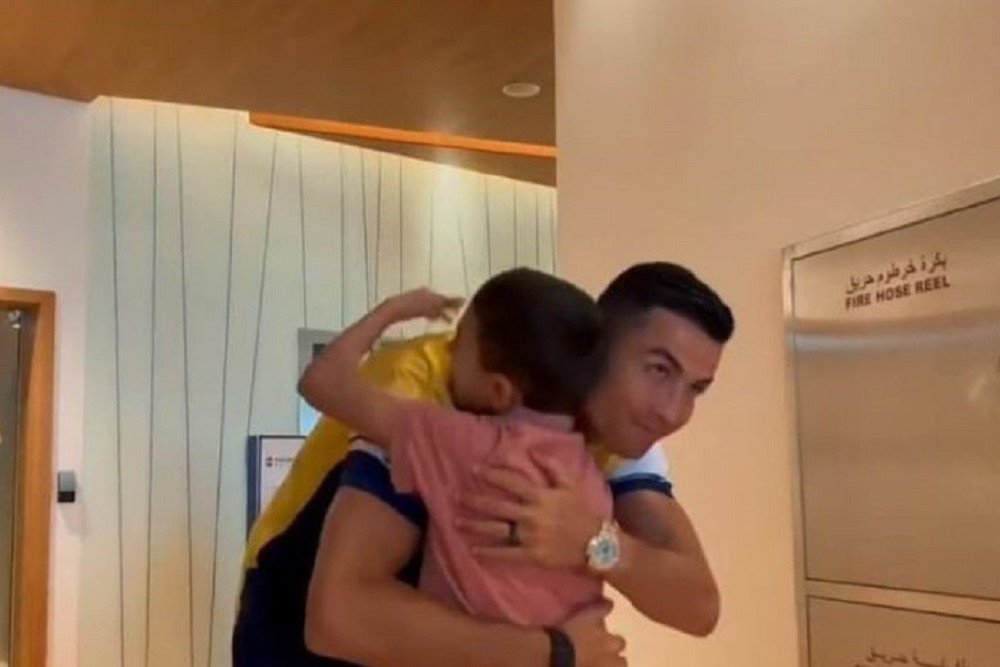 Cristiano Ronaldo menyambut Nabil Saeed, fans kecil yang selamat dari Gempa Suriah/Twitter.