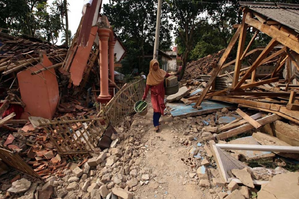 Warga mengevakuasi barang dari puing bangunan terdampak gempa bumi di Rancagoong, Cilaku, Kabupaten Cianjur, Jawa Barat, Selasa (22/11/2022). /Bisnis-Rachman