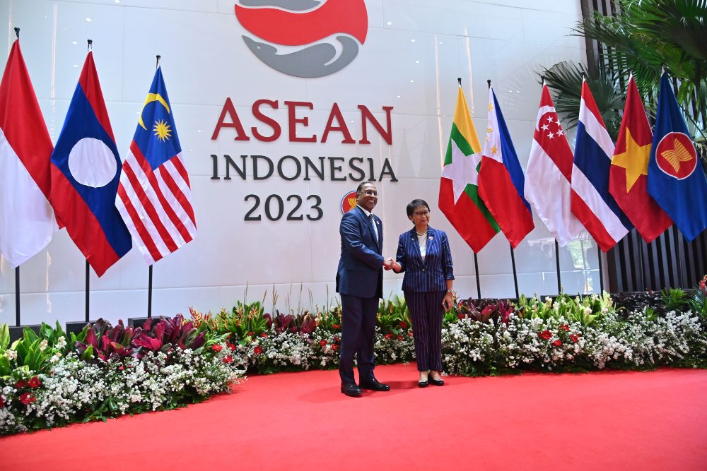 Menteri Luar Negeri RI Retno Marsudi menyambut kedatangan Sekjen Asean Kao Kim Hourn, Jumat (3/2/2023), yang akan menghadiri rnThe Asean Foreign Ministers (AMM) Retreat di Jakarta./Dok. Kementerian Luar Negerirn