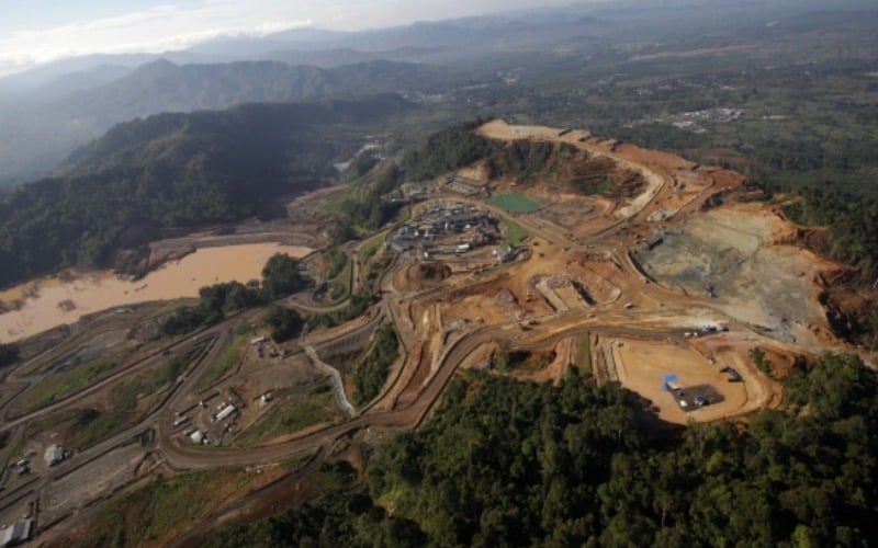 Tambang emas Martabe di Batang Toru, Sumatra Utara. United Tractors (UNTR) akan menurunkan produksi emas hingga 50 persen akibat kapasitas tailing storage facility yang terbatas. /Bloomberg-Dadang Tri