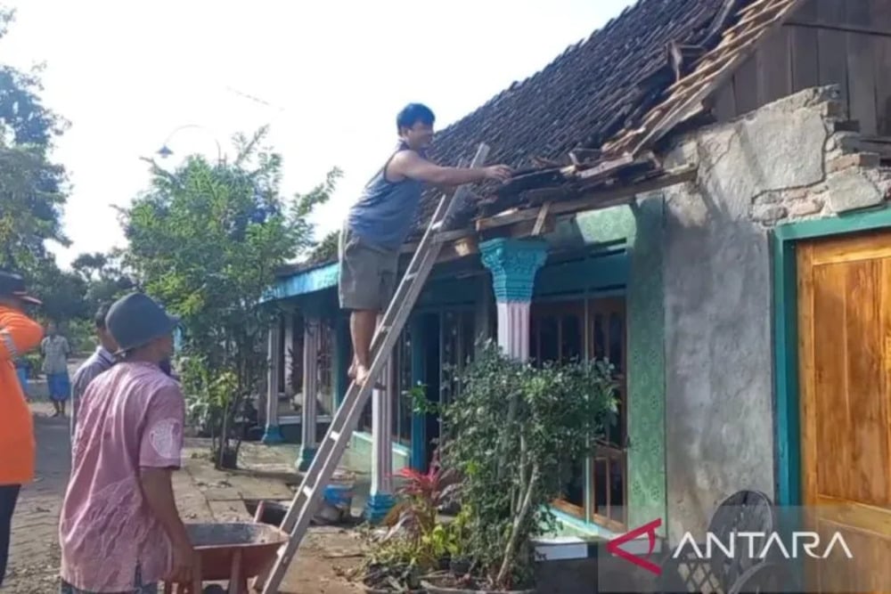  Angin Puting Beliung Rusak 257 Rumah di Madiun