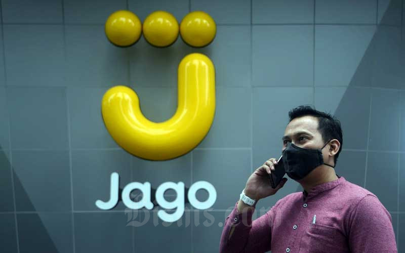 Karyawan beraktivitas didepan logo Bank Jago di Jakarta, Senin (29/3/2021). Bisnis/Abdurachman 