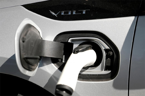 Kendaraan hybrid plug-in Chevrolet Volt sedang diisi daya di Stewart Chevrolet di Colma, California, AS, 3 Oktober 2017. /REUTERS