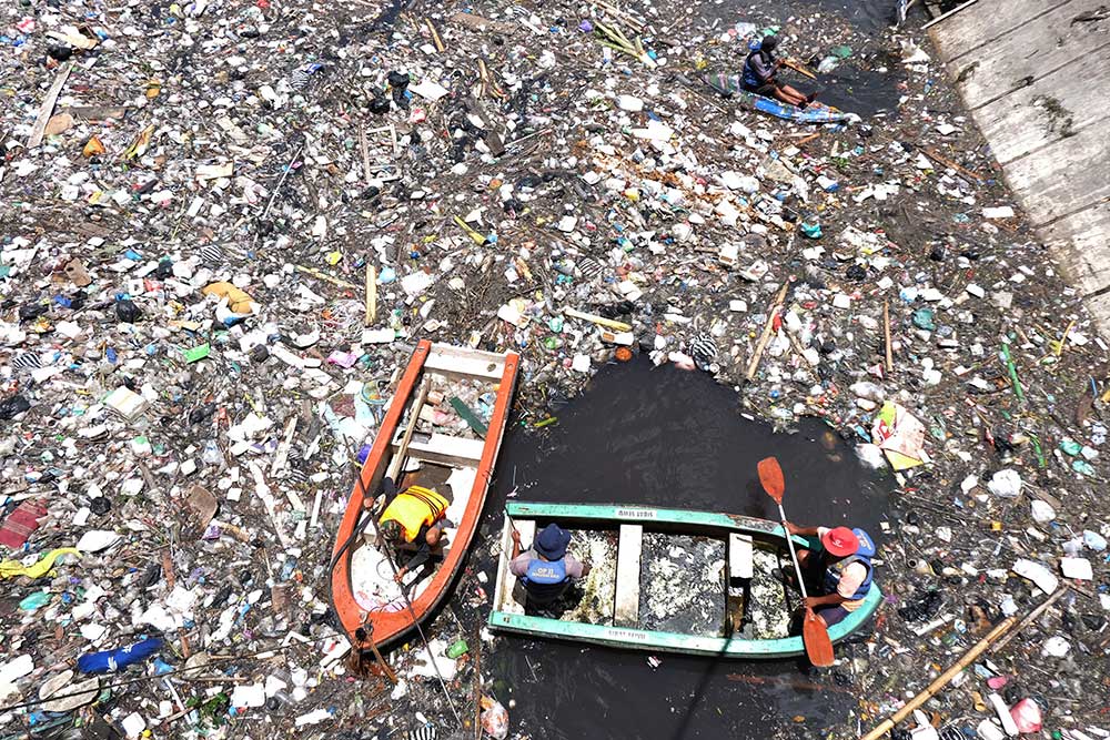  Cegah Banjir, Petugas Bersihkan Sampah Yang Menumpuk di Pintu Air Demangan Lama Solo