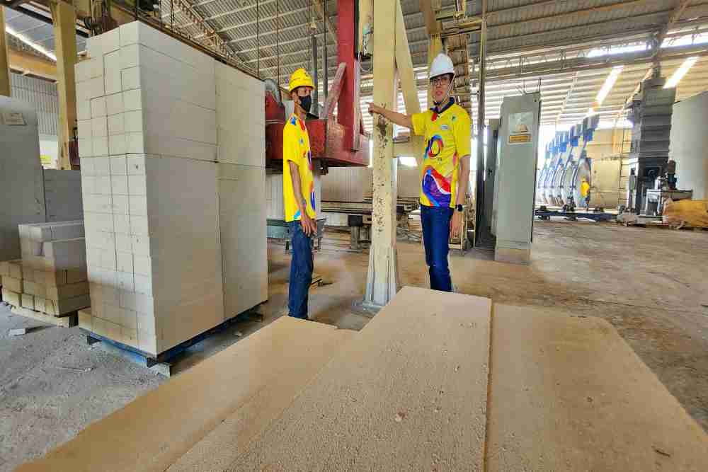 Commercial Director PT Superior Prima Sukses (Blesscon), Henrianto (kanan) saat meninjau produksi bata ringan ditemani karyawan Pabrik Blesscon Ngoro - Mojokerto, Selasa (7/3/2023)./Bisnis - Peni Widarti
