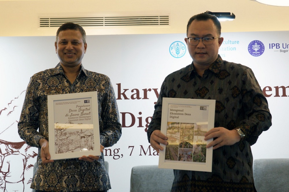 Kepala Perwakilan FAO di Indonesia dan Timor Leste Rajendra Aryal bersama Rektor IPB Arif Satria berfoto bersama dengan laporan survei Desa Digital di Indonesia./Istimewa