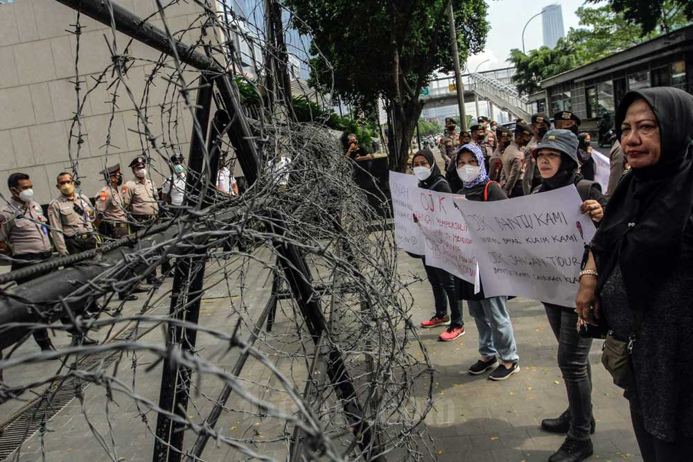 Nasabah gagal bayar klaim polis asuransi AJB Bumiputera melakukan aksi di depan kantor Otoritas Jasa Keuangan (OJK), Jakarta, Senin (23/5/2022). /Bisnis-Fanny Kusumawardhani