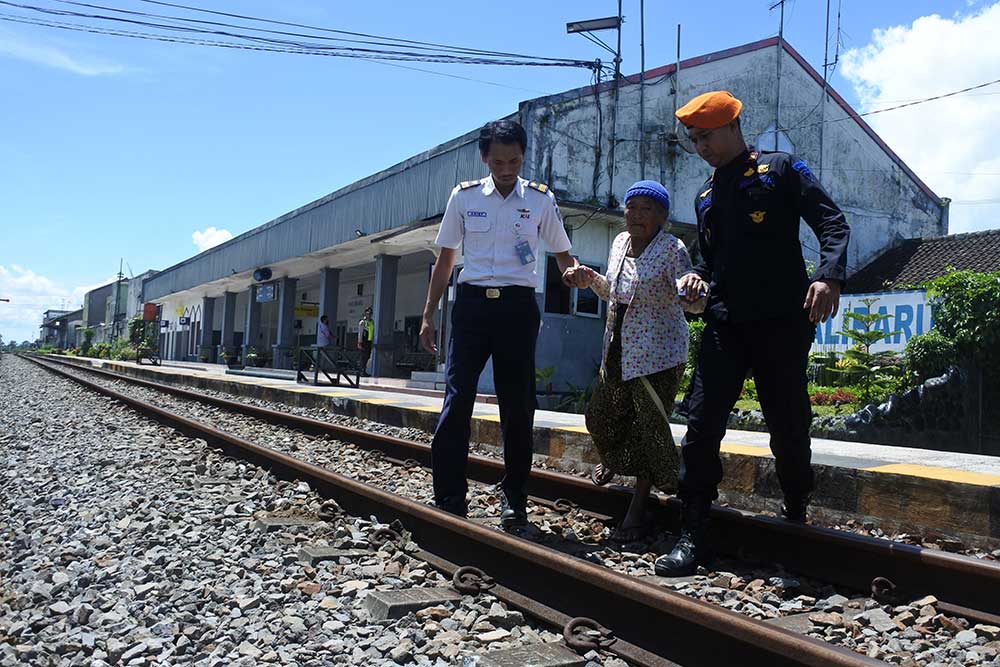  Warga Manfaatkan Kereta Keseharan di Stasiun Kalin Baru Banyuwangi