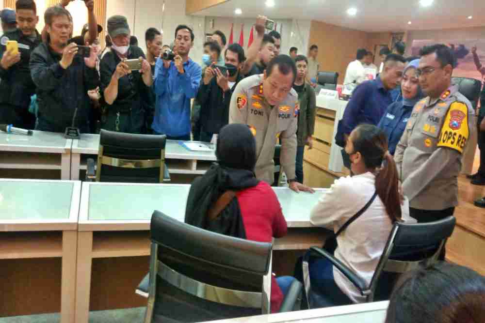 Kegiatan konferensi pers penangkapan pelaku pengiriman PMI ilegal Lumajang di Polda Jatim, Selasa (7/3/2023)./Dok. Polda Jatim