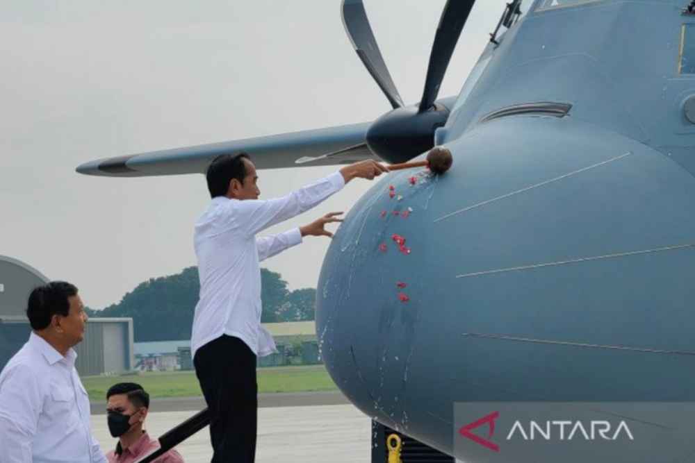  Puja Puji Prabowo untuk Jokowi saat Resmikan Pesawat Hercules C-130J