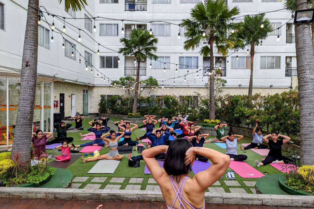  Peringati Hari Perempuan Internasional, Harris Sentraland Semarang Gelar Yoga Bersama