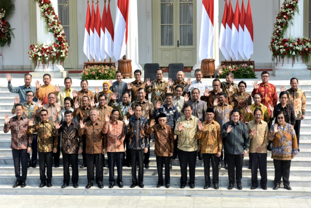 Deretan menteri-menteri di Kabinet Indonesia Maju berpose di Istana Merdeka, Jakarta Pusat. Dok. Kemenkominfo.
