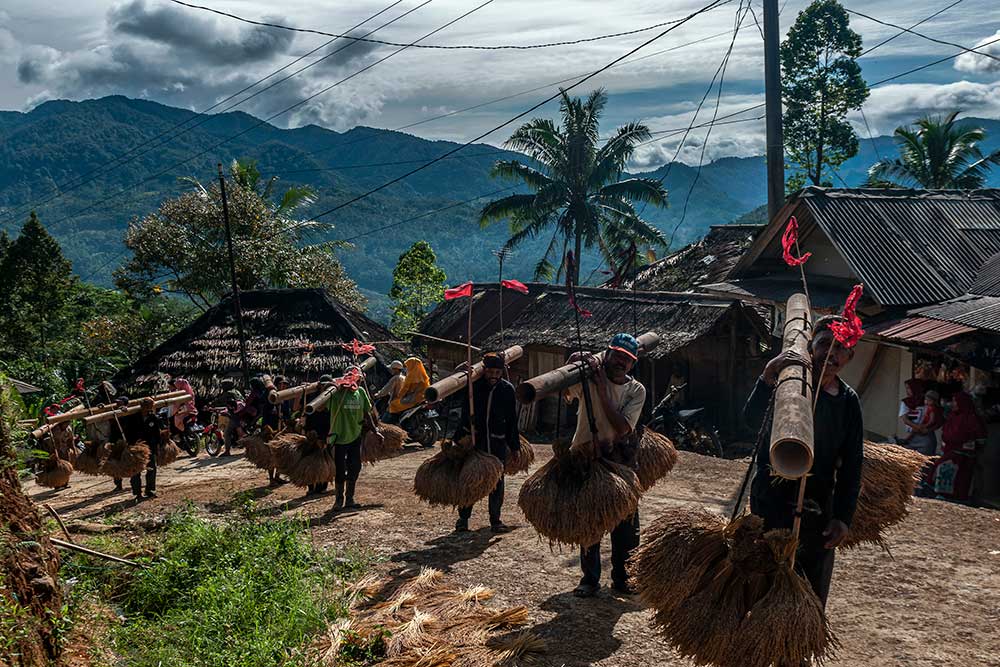  Warga Kasepuhan Pasir Eurih Mengikuti Tradisi Ngarengkong