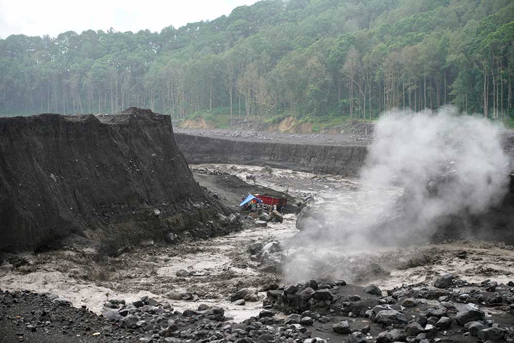  Derasnya Aluran Lahar Hujan di Lumajang, Membuat Penambang Pasir Menghentikan Aktivitasnya