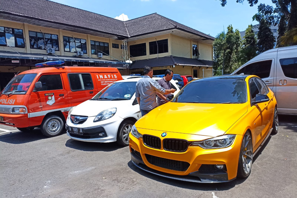  Polisi Amankan Tiga Mobil Mewah Milik Wahyu Kenzo