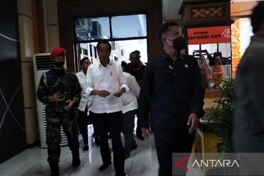 Presiden Jokowi saat melakukan melaporkan SPT Tahunan di KPP Pajak Surakarta, Kamis (9/3/2023). ANTARA/Aris Wasita