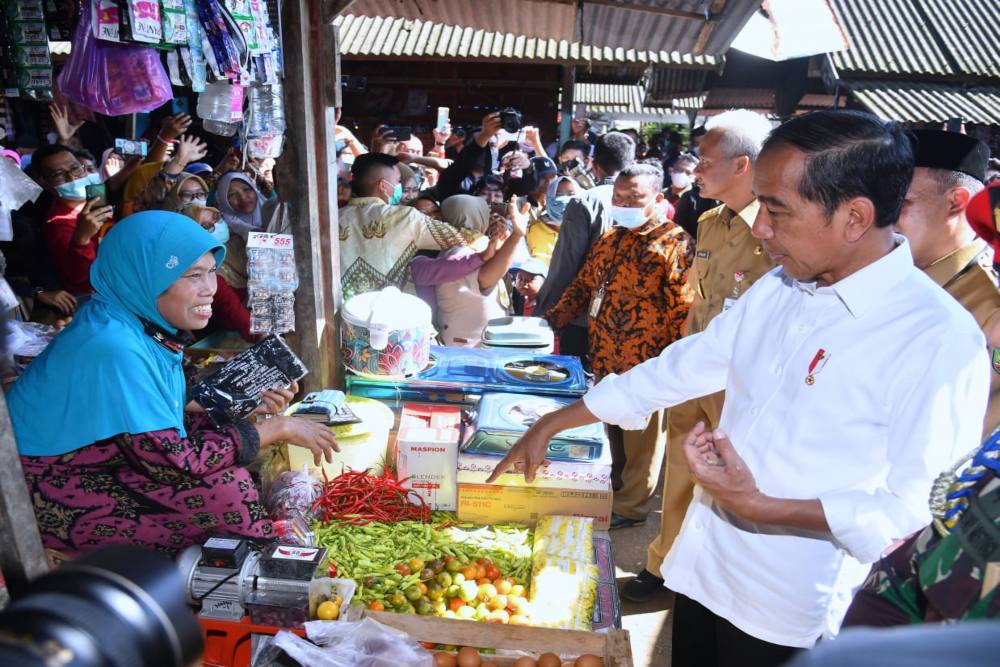  Tinjau Pasar Mendenrejo, Jokowi Cek Harga Komoditas Pangan Jelang Ramadan