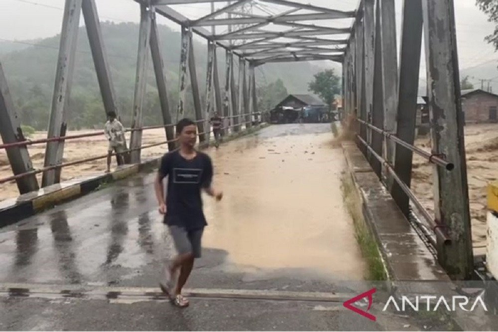 Tangkapan layar video banjir bandang aliran Sungai Lematang, di Kabupaten Lahat, Sumatera Selatan, Kamis (9/3/2023) (ANTARA/HO-BPBD Lahat)