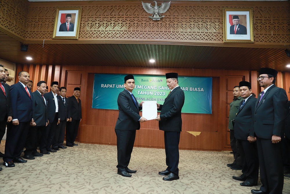 Penjabat (Pj) Gubernur Aceh Achmad Marzuki selaku Pemegang Saham Pengendali (PSP) PT Bank Aceh Syariah (PT BAS), melantik dan mengambil sumpah Muhammad Syah, sebagai Direktur Utama (Dirut) PT BAS periode 2023-2027.