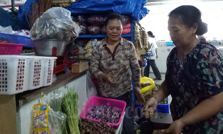 Seorang ibu membeli jahe dan rempah-rempah lainnya di Pasar Badung, Provinsi Bali./Bisnis-Luh Putu Sugiari 