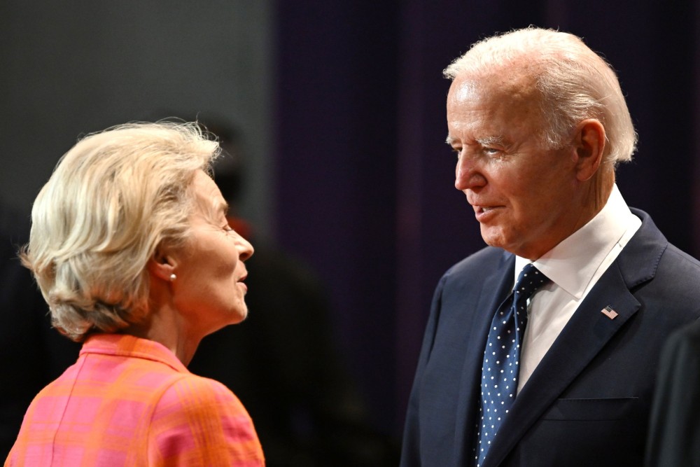 Presiden Komisi Eropa Ursula von der Leyen (kiri) bersama Presiden Amerika Serikat (AS) Joe Biden di Bali pada November 2022./Bloombergrn