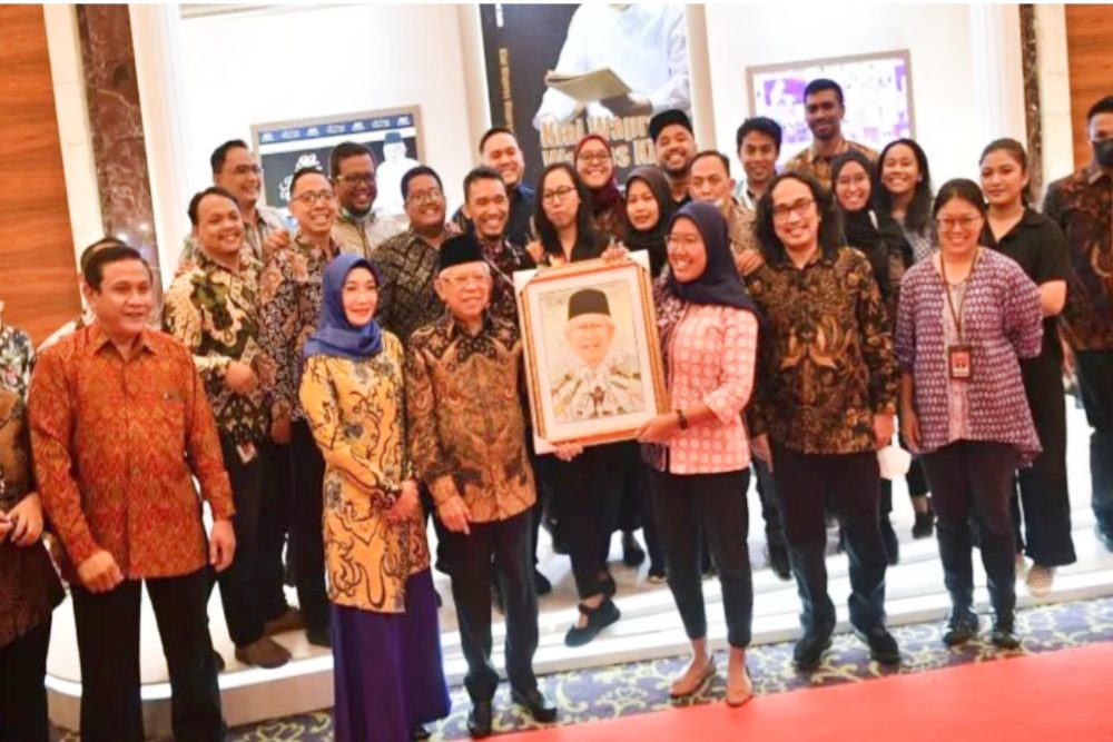 Wakil Presiden Maruf Amin menerima karikatur dsri awak media, di hari ulang tahun ke-80 di Jakarta, Sabtu (11/3/2023). ANTARA/HO-BPMI Setwapres.