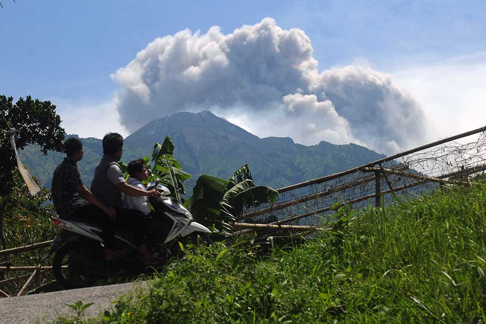  Gunung Merapi Kembali Semburkan Awan Panas dan Abu Vulkanik