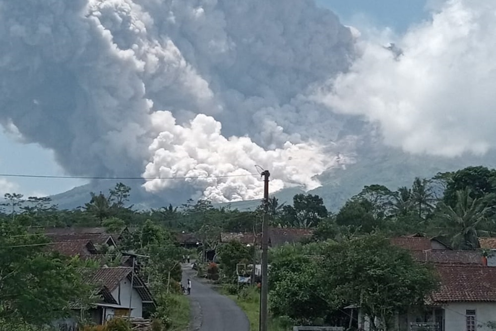  Gunung Merapi Muntahkan Awan Panas, Tim Evakuasi Segera Diturunkan