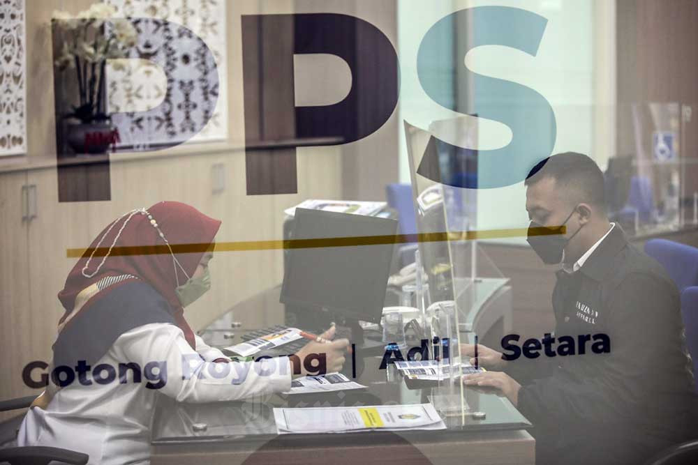 Petugas melayani wajib pajak di salah satu kantor pelayanan pajak pratama di Jakarta, Senin (20/6/2022). Bisnis/Eusebio Chrysnamurti