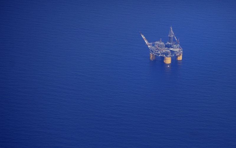Ilustrasi pengeboran minyak lepas pantai/Bloomberg