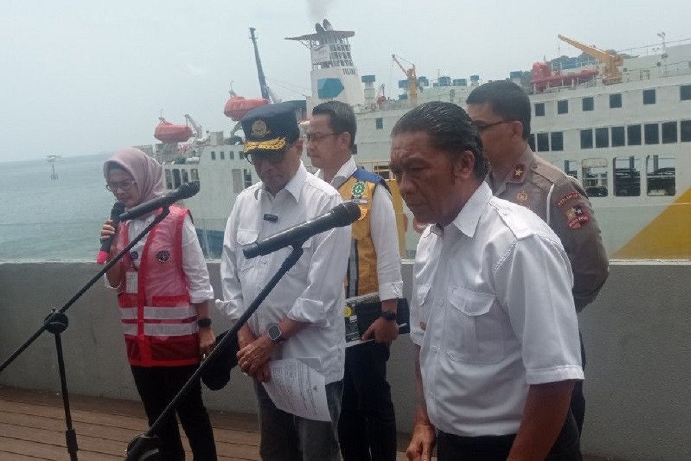 Pj Gubernur Banten Al Muktabar (kanan) dan Menteri Perhubungan Budi Karya Sumardi (tengah).ANTARA/Mansur