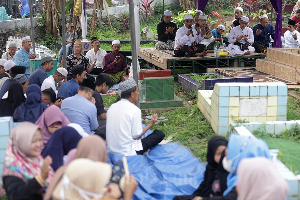  Tradisi Ziarah Kubro di Depok, Berkunjung ke Makam Sebelum Ramadan
