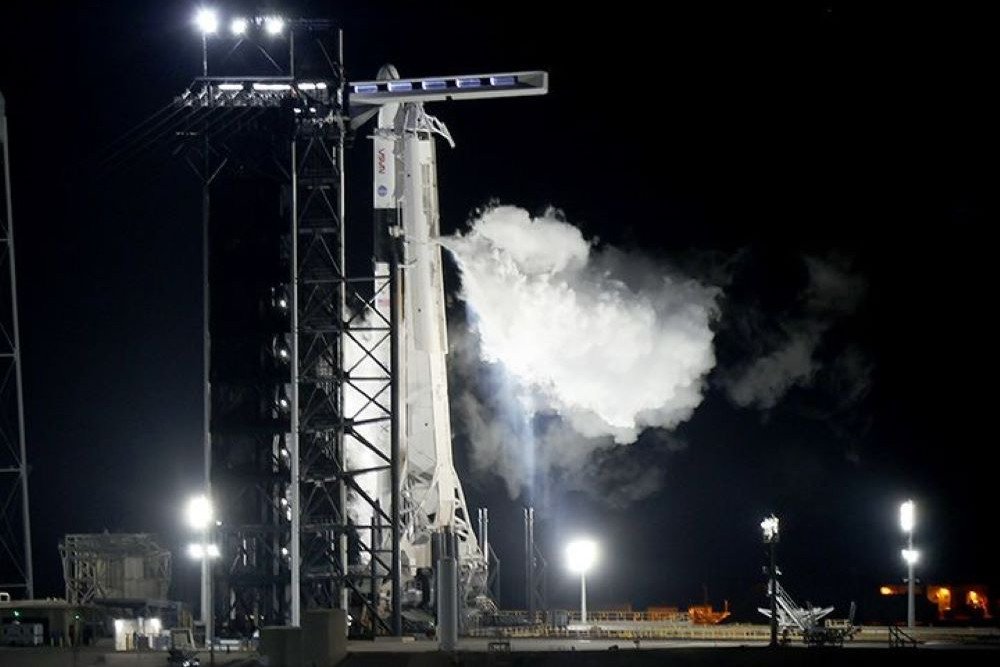 Roket Falcon 9 milik SpaceX bersiap meluncurkan pesawat ruang angkasa Crew Dragon yang berisikan empat kru NASA./Bloomberg
