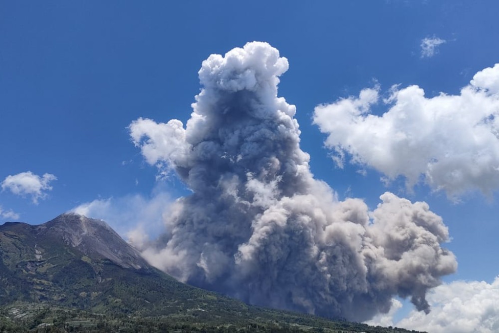 Gunung Merapi kembali memuntahkan awan panas guguran (APG), Sabtu (11/3/2023) pukul 12.12 WIB ke arah Kali Bebeng/Krasak. Balai Penyelidikan dan Pengembangan Teknologi Kebencanaan Geologi (BPPTKG) Daerah Istimewa Yogyakarta mengatakan erupsi masih berlangsung hingga pukul 12.31 WIB./Istimewa