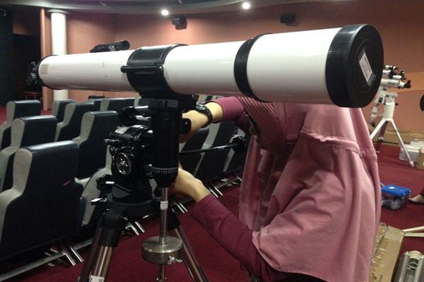Planetarium Tidak Kunjung Beroperasi usai Revitalisasi TIM, Jakpro Buka Suara Petugas astronomi Planetarium Jakarta menyiapkan teropong bintang. JIBI-Muhammad Ridwan