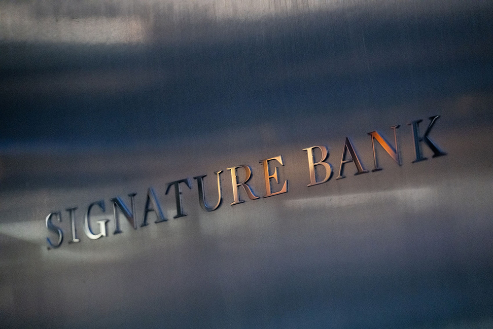 Kantor pusat Signature Bank di 565 Fifth Avenue, New York, AS, Minggu (12/3/2023). /Bloomberg- Jeenah Moon