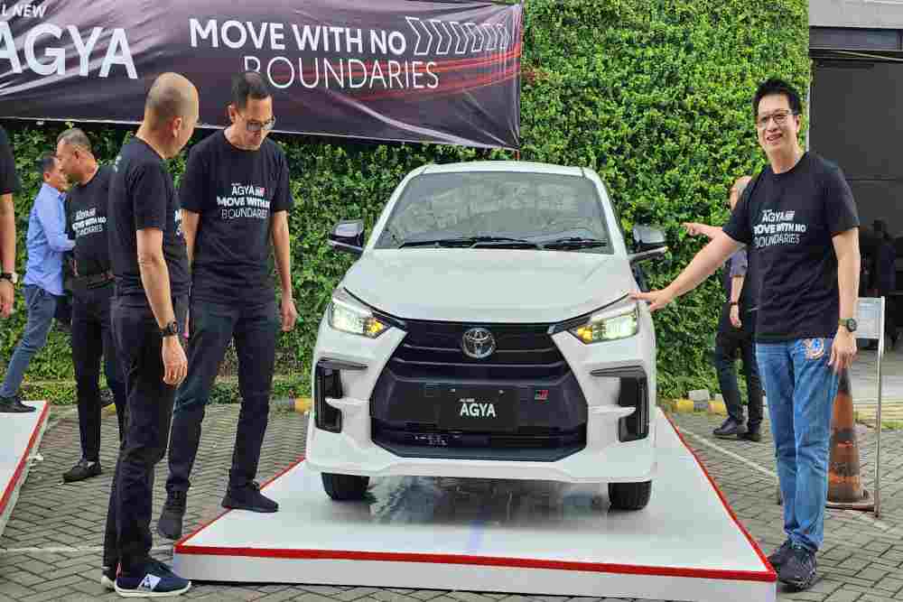 Regional Business Division Head Auto2000 East Java and Bali, Judianto (kanan) bersama jajaran Toyota saat meluncurkan All New Agya di Surabaya, Senin (13/3/2023)./Bisnis-Peni Widarti