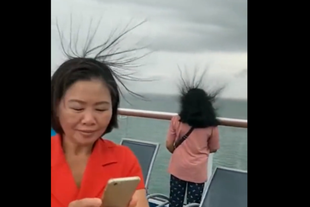Tangkapan layar video viral yang mengatakan rambut berdiri menjadi tanda akan ada sambaran petir/Twitter