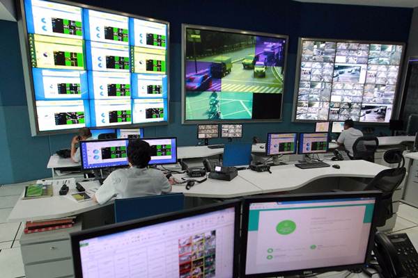 Petugas memantau kondisi lalu lintas melalui monitor kamera pengawas (CCTV)./JIBI