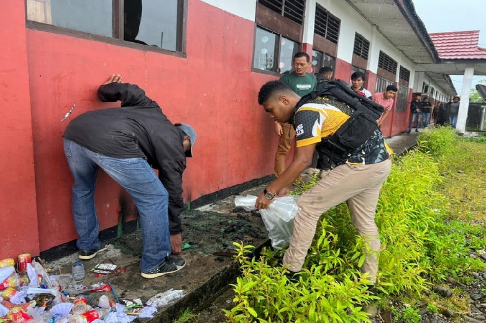 Satreskrim Polres Yahukimo, Papua sedang melakukan olah tkp percobaan pembakaran sekolah di Distrik Dekai, Selasa (14/03/2023)