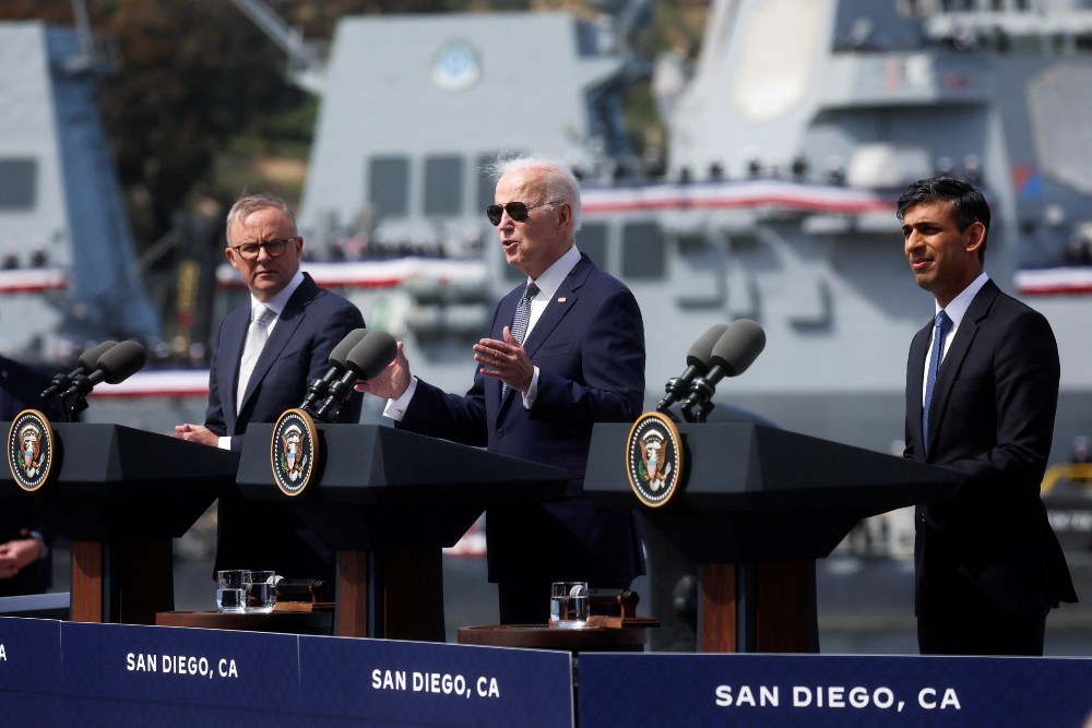 Presiden Amerika Serikat (AS) Joe Biden, Perdana Menteri Australia Anthony Albanese dan Perdana Menteri Inggris Rishi Sunak menyampaikan pidato tentang kemitraan Australia - Inggris - AS (AUKUS), setelah pertemuan trilateral, di Naval Base Point Loma di San Diego, California AS 13 Maret 2023. REUTERS - Leah Millis