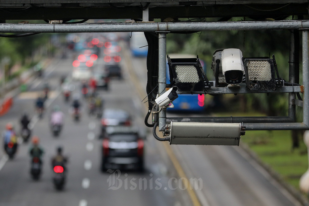 Sejumlah kendaraan bermotor melintas di bawah Alat Sistem Jalan Berbayar Elektronik (ERP) di Jalan Medan Merdeka Barat, Jakarta, Rabu (15/2/2023). Bisnis/Eusebio Chrysnamrti