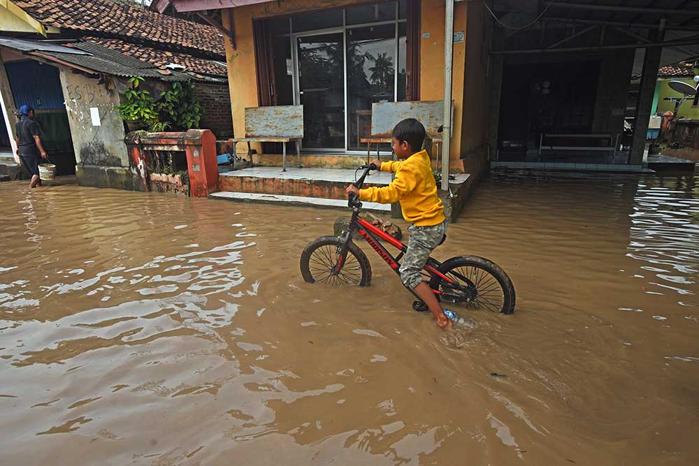  Jalanan di Cilegon Terendam Banjir Akibat Tingginya Curah Hujan