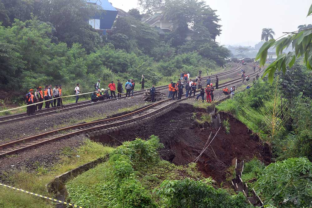  Jalur Rel Kereta Api Longsor, Seluruh Perjalanan KA Pangrango lintas Bogor-Sukabumi (PP) Dibatalkan