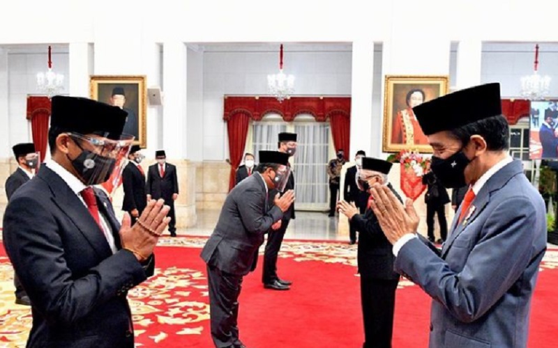 Menteri Pariwisata dan Ekonomi Kreatif Sandiaga Uno bersalaman dengan Presiden Jokowi usai pelantikan di Istana Negara, Rabu (23/12/2020) / Dok. Sekretariat Presiden RI