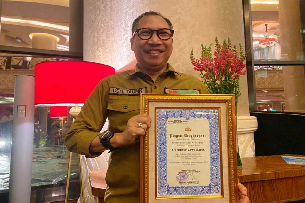 Kepala Badan Pendapatan (Bapenda) Jabar Dedi Taufik, mewakili Gubernur Jabar Ridwan Kamil, menerima piagam penghargaan ETLE Award dari Kepolisian RI  mewakili Gubernur Jawa Barat.